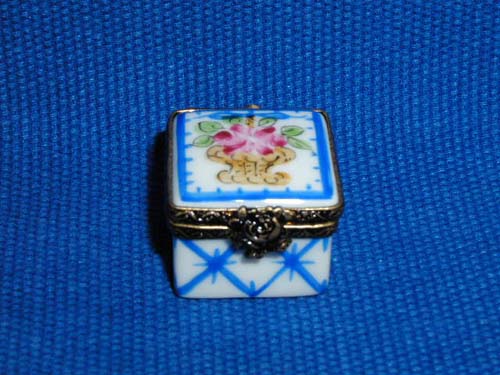 SMALL BLUE SQUARE